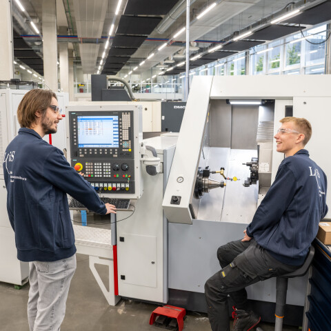 Studenten achter de Hemburg cnc harddraaimachine Mikroturn 100 2025
