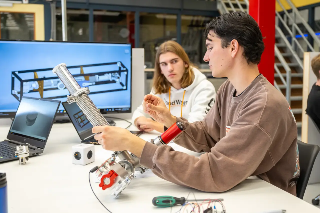 Profiel assembly technician 2e foto